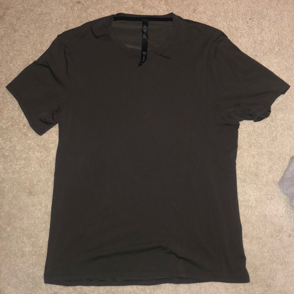 Men’s lululemon short sleeve shirt